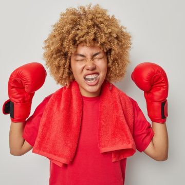 Une boxeuse porte un protecteur buccal pour sportif