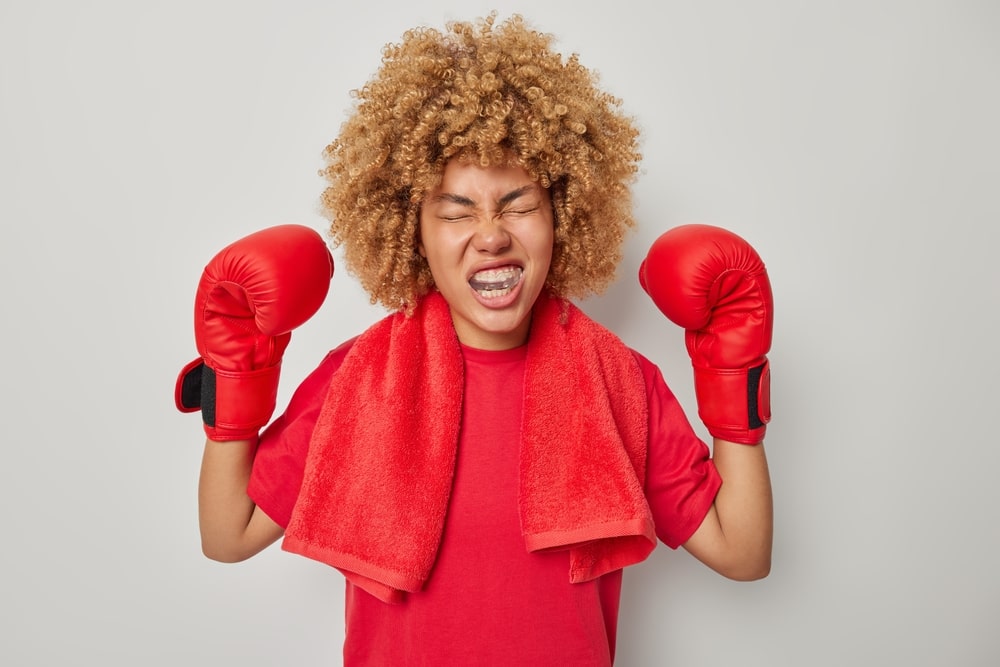 Une boxeuse porte un protecteur buccal pour sportif