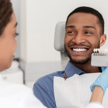 On vérifie la teinte des dents pour le blanchiment dentaire