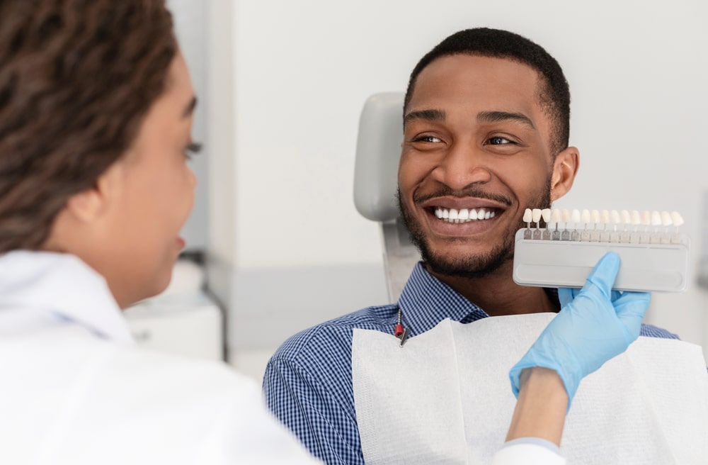 On vérifie la teinte des dents pour le blanchiment dentaire