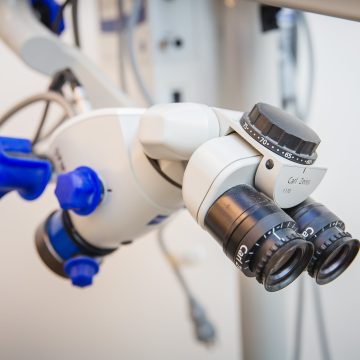 Une photo du microscope opératoire à la clinique